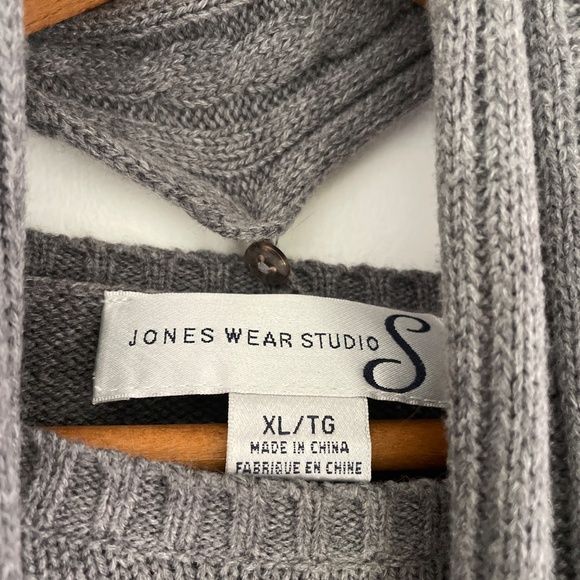 Jones sweater - Picture 2 of 2
